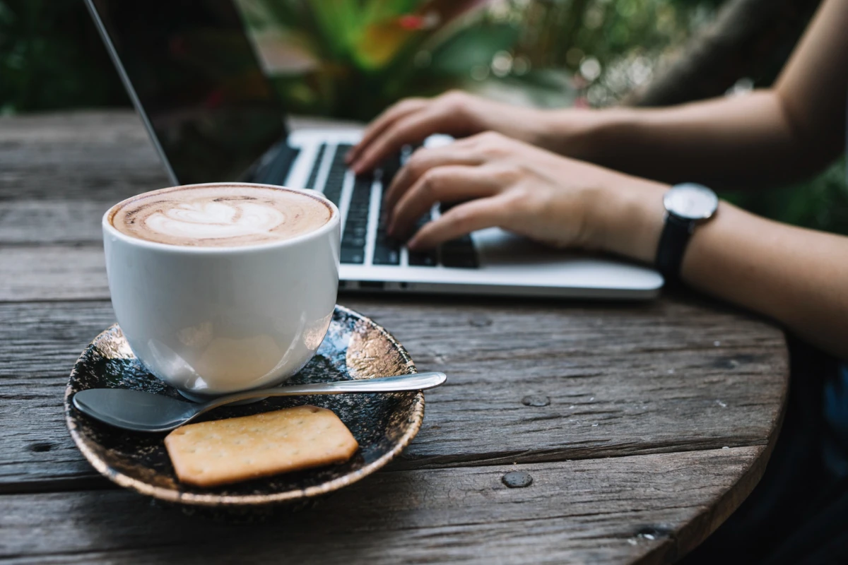 Kaffee im Freien trinken