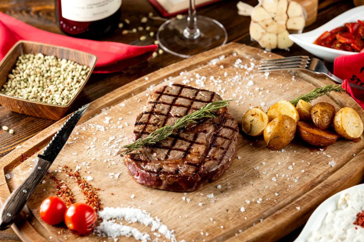 Steak mit Kräuterbutter & Pommes