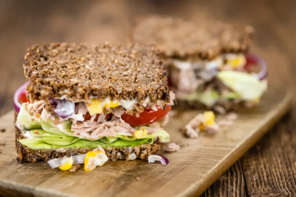 Pumpernickel-Thunfisch-Salat-Sandwich